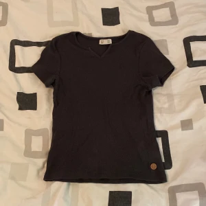Svart topp  - Fint skick. Använd men fortfarande i bra skick. Säljer pga att den är för liten.
