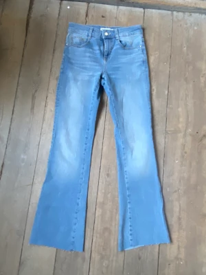Zara Boot Cut Jeans  - Jag säljer ett par blå Jeans från Zara. Jag har aldrig använt dem och dem är hyfsat nya. Dem är Mid Waist och i storlek S. Dem kostar 80 kr inklusive frakten. Skriv ifall ni vill ha tydligare bilder eller har några frågor 👍🏼💗. 