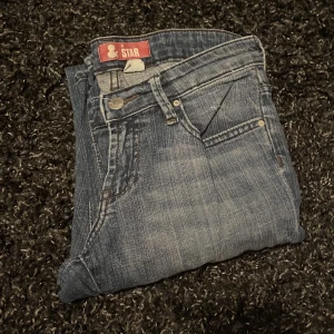 Y2K lågmidjade jeans ”28 - Nästan oanvända jeans med raka ben köpa tidigt 2000-tal på hm. ”28 midja och 80cm/32” i innersöm. Äkta denim  🫧Priset kan diskuteras vid snabb affär🫧