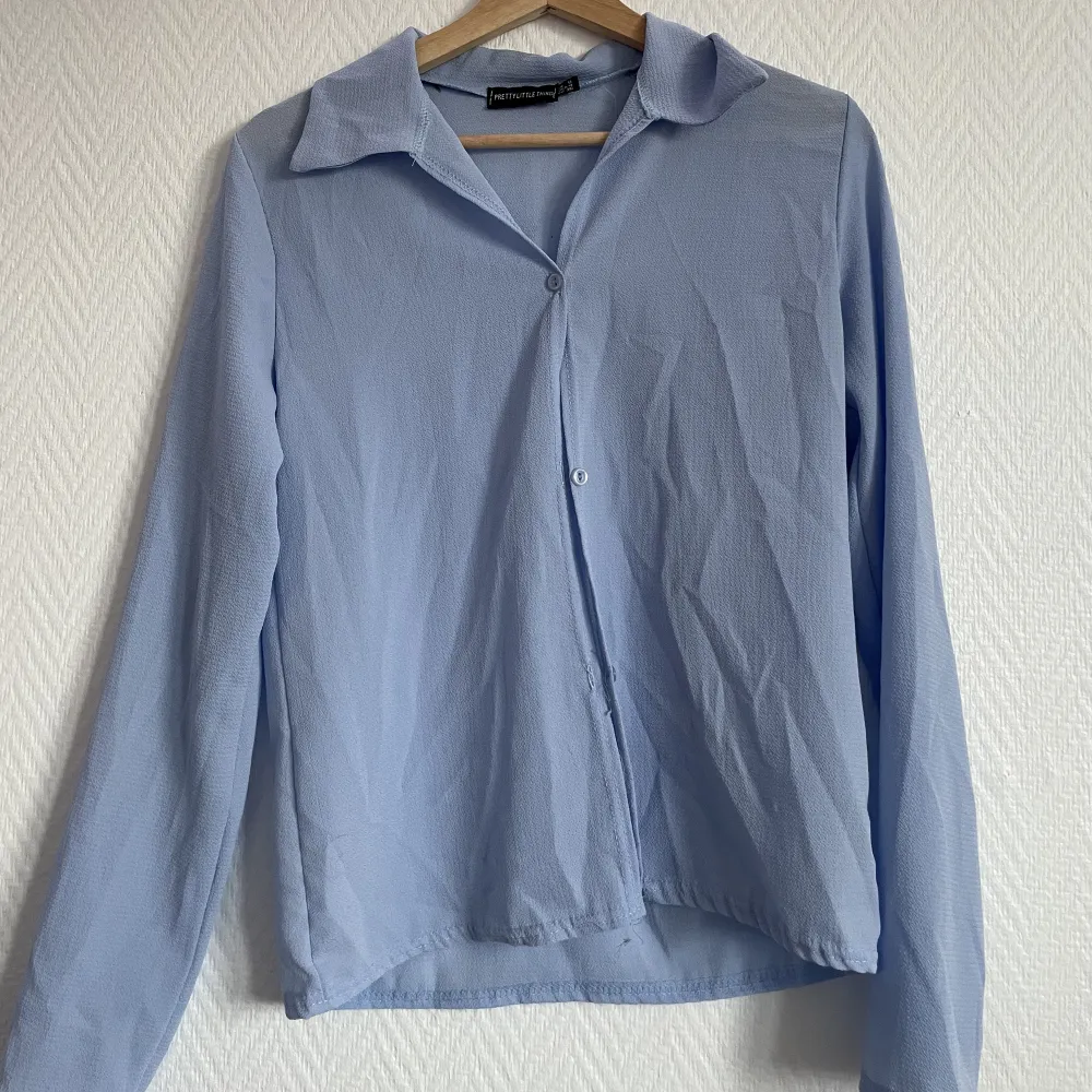 En lite tunnare blå skjorta, super fin Men andvänds inte lika ofta som ja önskar . Skjortor.