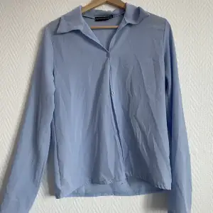 En lite tunnare blå skjorta, super fin Men andvänds inte lika ofta som ja önskar 