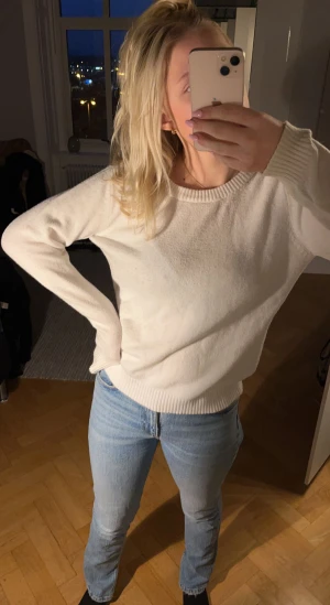 Vit stickad  - Säljer min vita stickade tröja från Vila! 