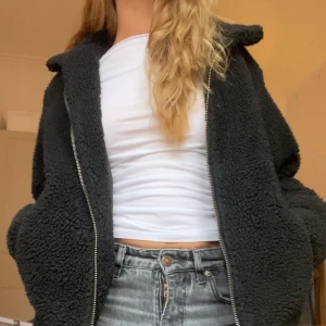 Fleecejacka   - Snygg och bekväm oversized jacka med dragkedja från Dickies. Jackan är i storlek xxs men oversized, själv har jag vanligtvis storlek S. Inga defekter. Köparen står för frakten❣️