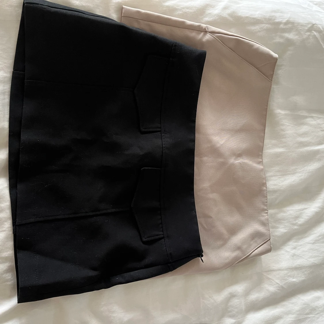 Två minikjolar i storlek S 