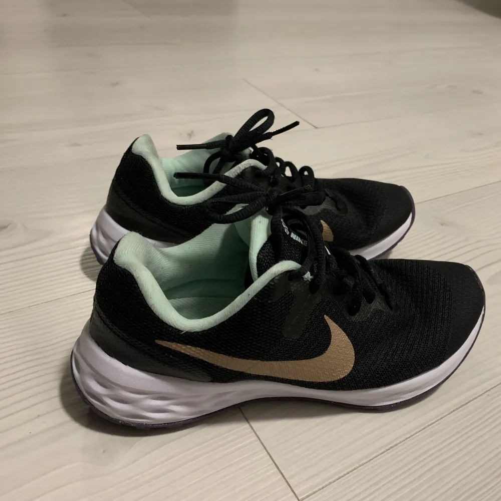 Nike skor storlek 35. Har använts, men är fortfarande i bra skick. . Skor.