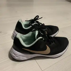 Nike skor storlek 35. Har använts, men är fortfarande i bra skick. 