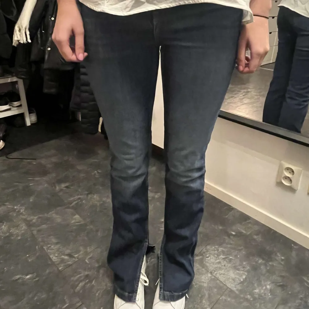 Populära zara jeans använda 2 gånger och därav som nya! Köpare står för frakt!. Jeans & Byxor.