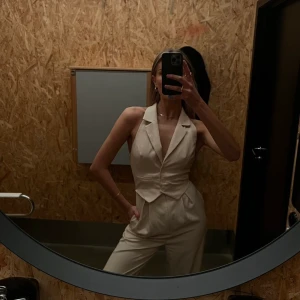 Jumpsuit - Säljer denna slutsålda jumpsuit från Asos! Benen är långa så passar mig bra som är 176🫶🏽 