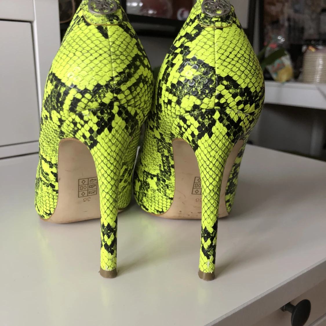 KLACKAR FRÅN GUESS - 91