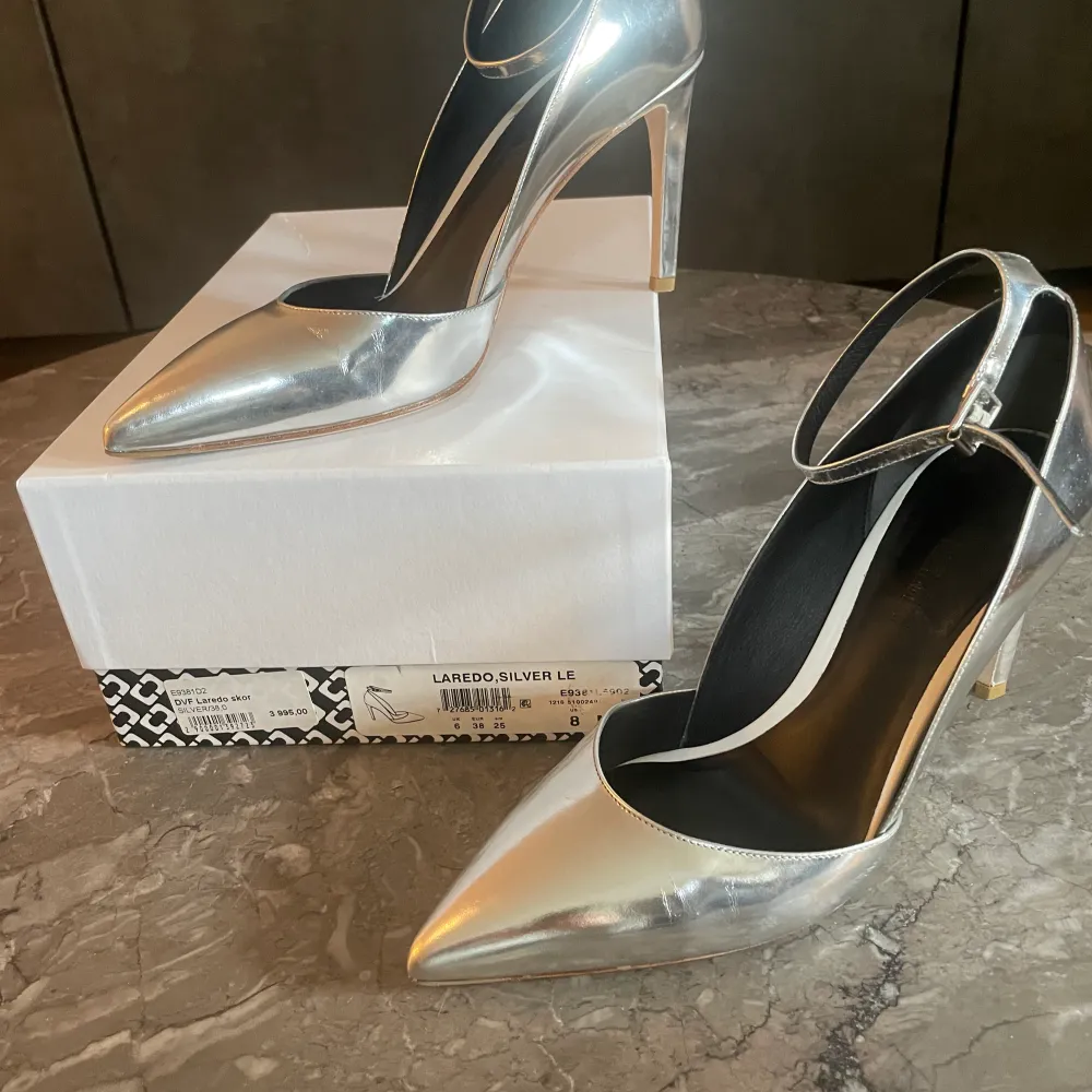 Diane von Furstenberg skor silver. Använda 1 gång! Nypris 3995kr. Skor.