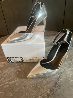 DVF skor storlek 38 - Diane von Furstenberg skor silver. Använda 1 gång! Nypris 3995kr