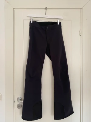 Skidbyxor från Peak Performance  - Skidbyxa använd 1-2 ggr. Strl S med resårband i midjan. Har en mer slimmad passform. Yttertyg: 90% Polyamid, 10% Elastan. Säljs för 700 kr. Paketpris för dessa och matchande jacka är 1100 kr. 