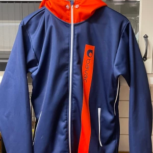 Bavac kofta  - Hej! Jag säljer en skön kofta. Lite använd. Denna kofta är stretchig så man kan ha den när man tränar eller springer och gör någon aktivitet.