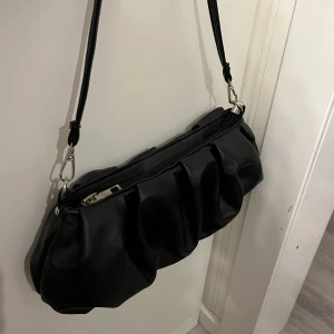 Svart väska  - Denna svarta väska är från SHEIN, den har silver detaljer. Säljer den för 45kr!
