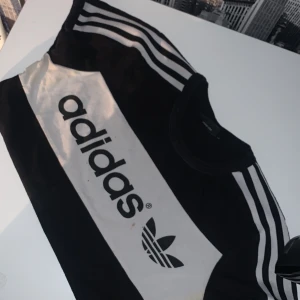 Fake adidas tröja  - Använt skick och måste tvättas 