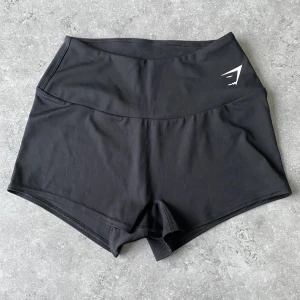 Training Quad Shorts Gymshark - Helt nya och oanvända shorts från Gymshark. Säljer då jag tycker de är för korta på mig, men passar andra super fint! Materialet är super skönt! Ordinarie pris 249kr. Hör av er om ni har fler frågor. ✨OBS!!! Priset inkluderar frakt✨