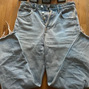 Zara jeans strl 36 - Väldigt fint skick använt 1 gång. Frakt inkluderas