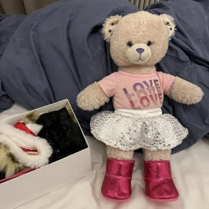 Nalle - Hej säljer en nalle som jag köpte på Harrods i London när jag var liten. Allt på bilderna ingår. Perfekt att ge i julklapp! Säljer för 400kr+ spårbarfrakt.