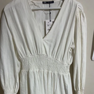 Zara klänning  - Helt ny Zara klänning! Prislapp finns fortfarande kvar❤️ Helt oanvänd, St M❤️Inga fläckar eller något fel på klänningen❤️har aldrig kommit till användning de är drf jag säljer❤️❤️Säljer för 300❤️skick 10/10