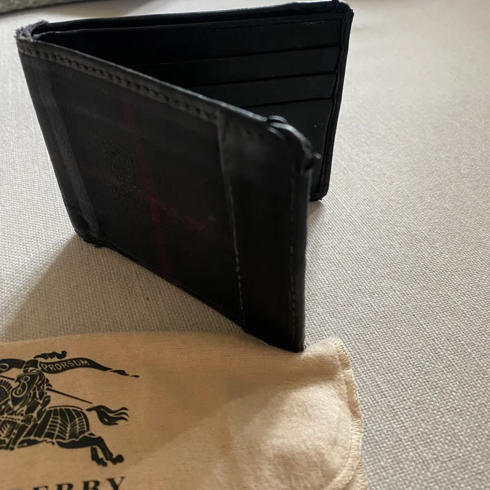 Sjukt snygg burberry plånbok säljes pga har en likadan till. Generellt bra skick men mindre skada se sist bild. Box, kvitto och allt orginal ingår. . Accessoarer.