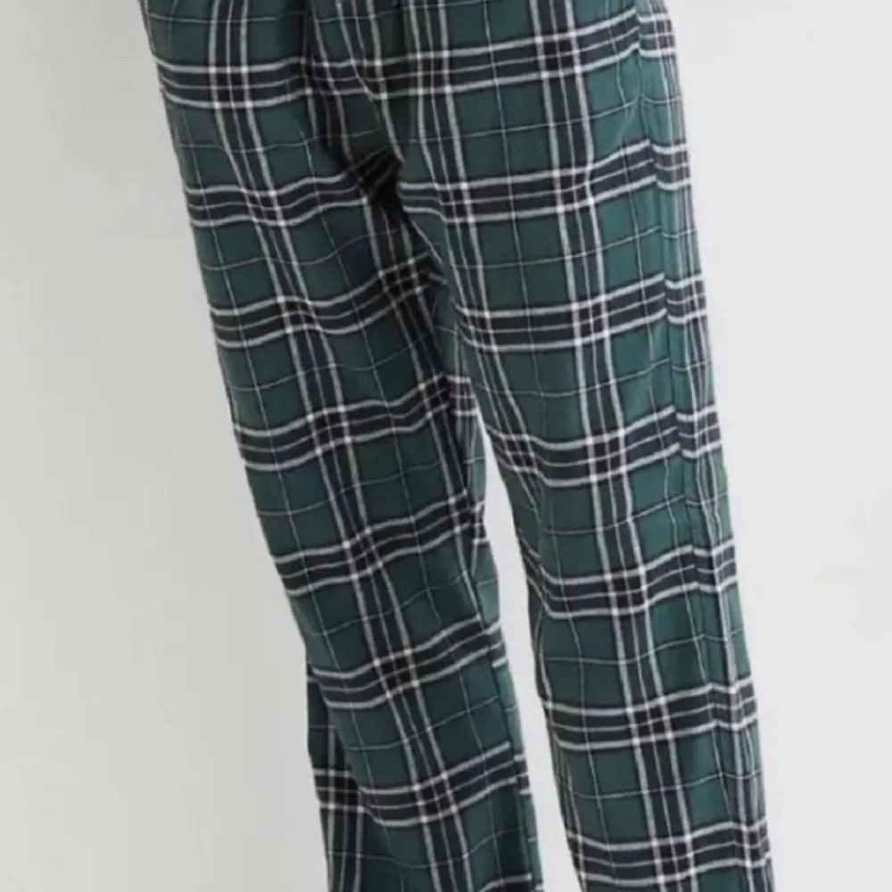 Säljer mina gröna pyjamasbyxor från hm då de inte kommer till använding längre. Nyskick. Storlek S. Lånade bilder förutom sista. Jeans & Byxor.