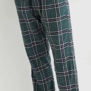 Gröna pjyamasbyxor - Säljer mina gröna pyjamasbyxor från hm då de inte kommer till använding längre. Nyskick. Storlek S. Lånade bilder förutom sista
