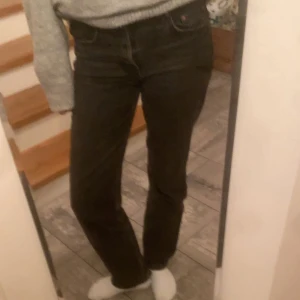 Zara jeans - Jag säljer de populära zara jeansen i storlek 36 som är mid waist, de är jättesnygga men har blivit lite små. Passar bra i längden på mig som är 170cm💕 Köpare betalar för frakt💓