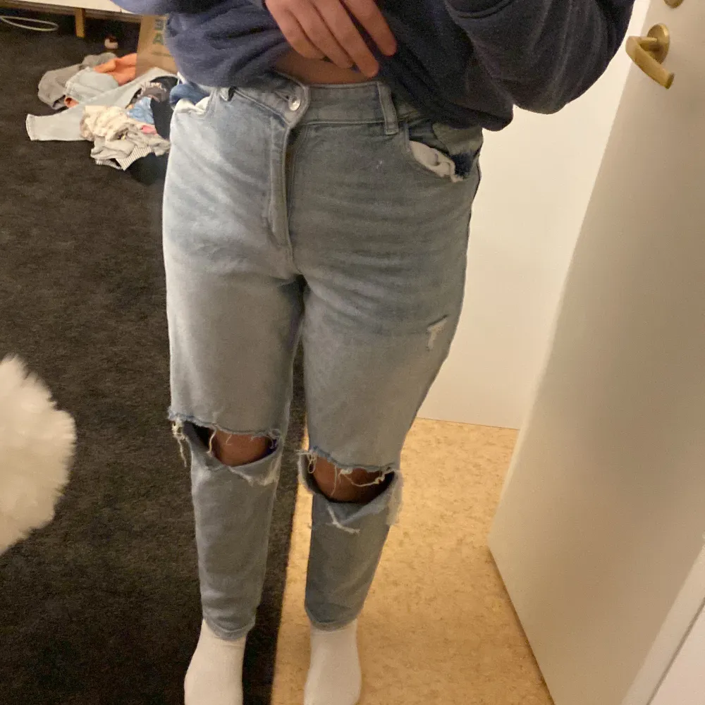 Ett par super fina slinta jeans. De är ifrån h&m och är i storlek 164. De passar mig bra i både längd och storlek och jag är 165cm lång och har oftast S eller M. De är köpta för några år sen men har inte blivit använda på ungefär ett år. . Jeans & Byxor.