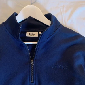 Half zip - Säljer denna fina zip, zipen är använd ett fåtal gånger och passar till allt. DM för mer info