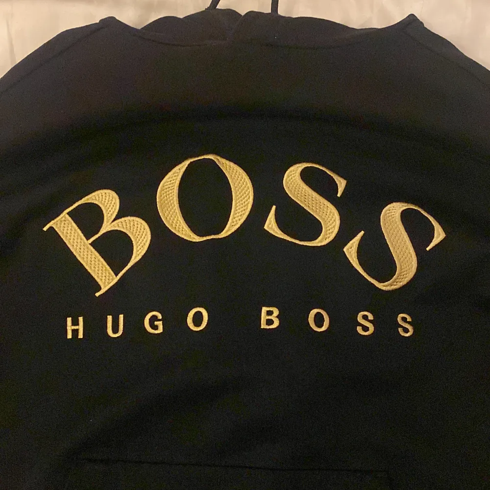 Jag säljer min Hugo boss hoodie. Det är storlek S. Den är i gott skick. Nypris 1500kr.. Hoodies.