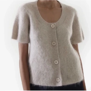 Cos stickad kofta - Säljer denna populära Cos kofta i storlek S! Knappt använd, bud börjar vid 700 kr❤️❤️