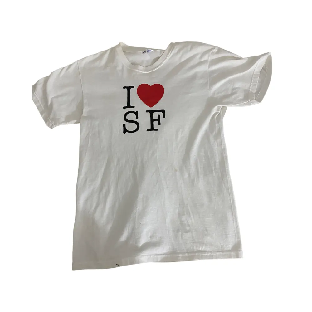 Cool tshirt med texten ”I love SF” (san fransisco), storlek S unisex. T-shirts.