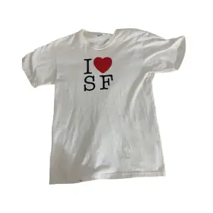 Cool tshirt med texten ”I love SF” (san fransisco), storlek S unisex