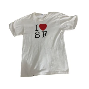 Tshirt - Cool tshirt med texten ”I love SF” (san fransisco), storlek S unisex