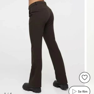 Kostymbyxor  - Kostymbyxor i brun, strl M men jag skulle säga att dom är lite små i storleken. Helt oanvända! Ord pris 699 🫶🏻