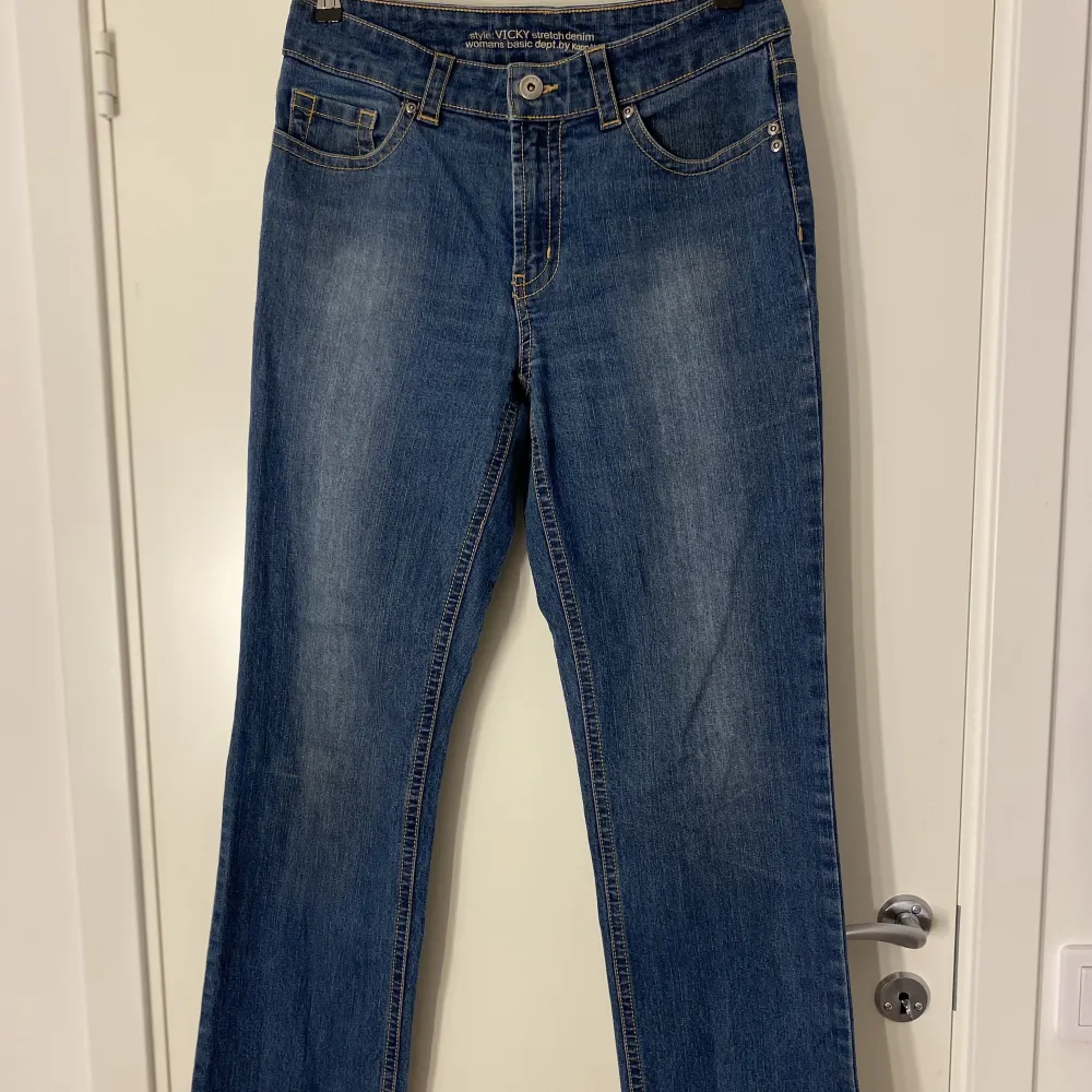 Raka jeans med medelhög midja från Kappahl i storlek 40.. Jeans & Byxor.