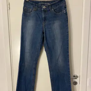 Raka jeans med medelhög midja från Kappahl i storlek 40.