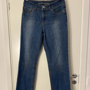 Raka jeans  - Raka jeans med medelhög midja från Kappahl i storlek 40.