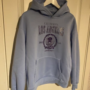 Hoodie - Ljusblå hoodie i storlek small, använd några gånger och tvättar nån gång så fint skick