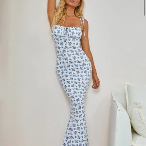 klänning från shein, storlek s  - Super fin klänning i mycket bra skick!, säljer pga att den är något för lång för mig.(Aldrig använd) nypris 180kr. Vid intresse av fler bilder så är det bara att höra av sig 💗😊