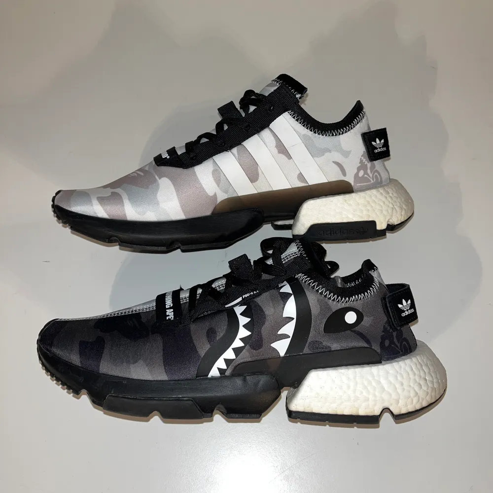 Har du de hetaste sneakersen i din Neighborhood? Om inte, ta och köp adidas POD S3.1 Bape x Neighborhood. Väldigt sällsynt release. Storlek 46  Skick 9/10. Skor.