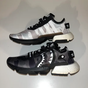 adidas POD S3.1 Bape x Neighborhood skor - Har du de hetaste sneakersen i din Neighborhood? Om inte, ta och köp adidas POD S3.1 Bape x Neighborhood. Väldigt sällsynt release. Storlek 46  Skick 9/10