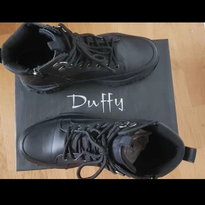 Höga sneakers Duffi. - Varma,vattentäta högre sneakers i jätte bra skick. Perfekta för vår/höst. Finns centralt i Södertälje. 