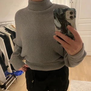 Stickad tröja - Grå stickad tröja med krage, använd enstaka gång så väldigt fint skick.