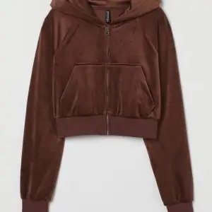Cropped hoodie från hm, nyinköpt men fel storlek på mig, jättemjukt material☺️ pris kan diskuteras☺️☺️ nypris 200 