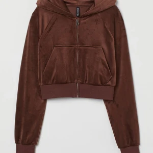 Cropped hoodie - Cropped hoodie från hm, nyinköpt men fel storlek på mig, jättemjukt material☺️ pris kan diskuteras☺️☺️ nypris 200 