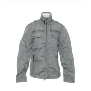 Grå grön jacka  - Skit cool grå/grön jacka med coola detaljer från Bershka i storlek M/38. Köpt från sellpy och aldrig använd. Är i väldigt bra skick! Kan mötas upp i Stockholm eller frakta då köparen står för frakten💞