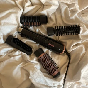BaByliss - jag säljer en värneborste från BaByliss. Man får såklart med 4 olika munstycken till borsten. Det är en slags fön, en borste som ger volym, en som lockar håret och en till! Jag älskar den, men mitt hår är känsligt mot värme. Endast använd 3 gånger!🫶🏼