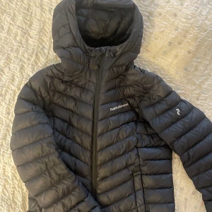 peak performance jacka strl S - säljer denna peak jacka då jag har köpt en ny och behöver pengar  