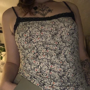 Linne - Supersöt är linne med justerbara remmar.  Vet ej storlek men jag är St M Och den passar mig perfekt men den har mycket stretch.  